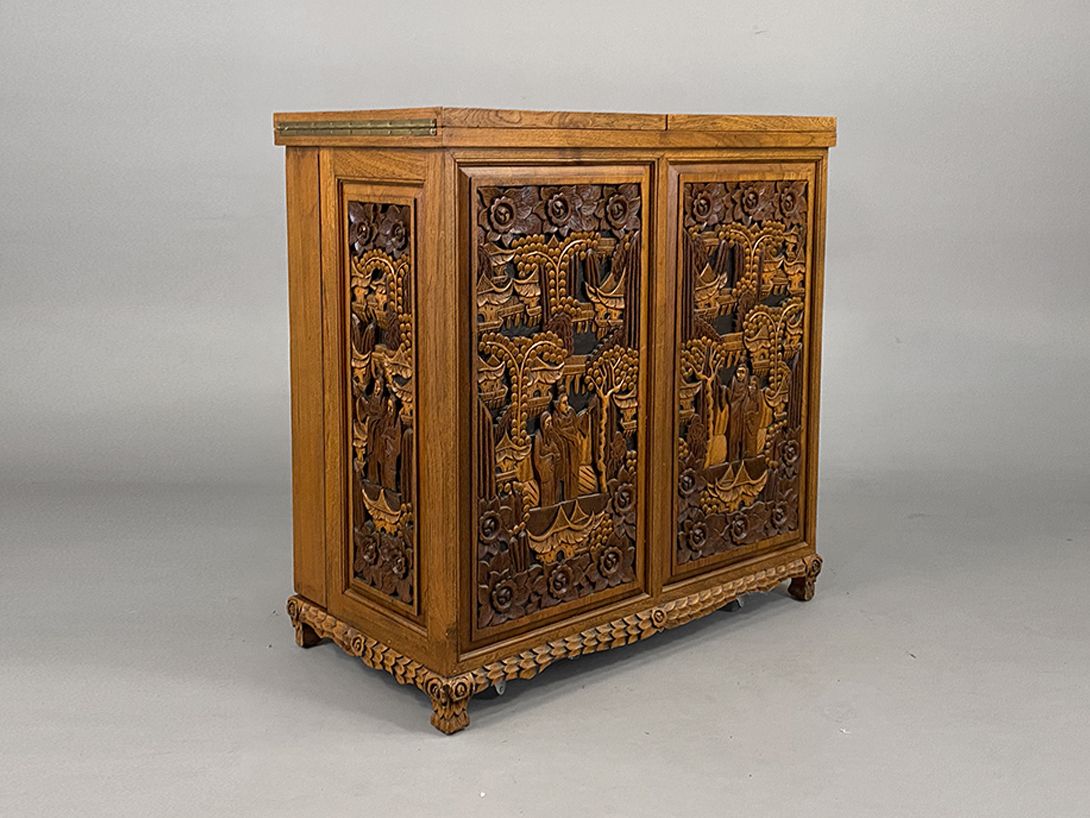 Foto Chinese House Bar with detailed Carvings