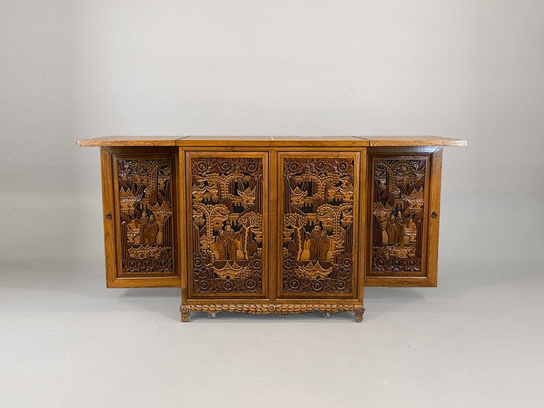Foto Chinese House Bar with detailed Carvings