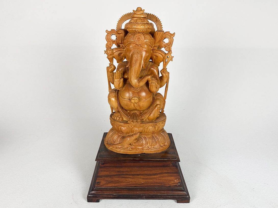 Foto Wooden Ganesha God Sculpture