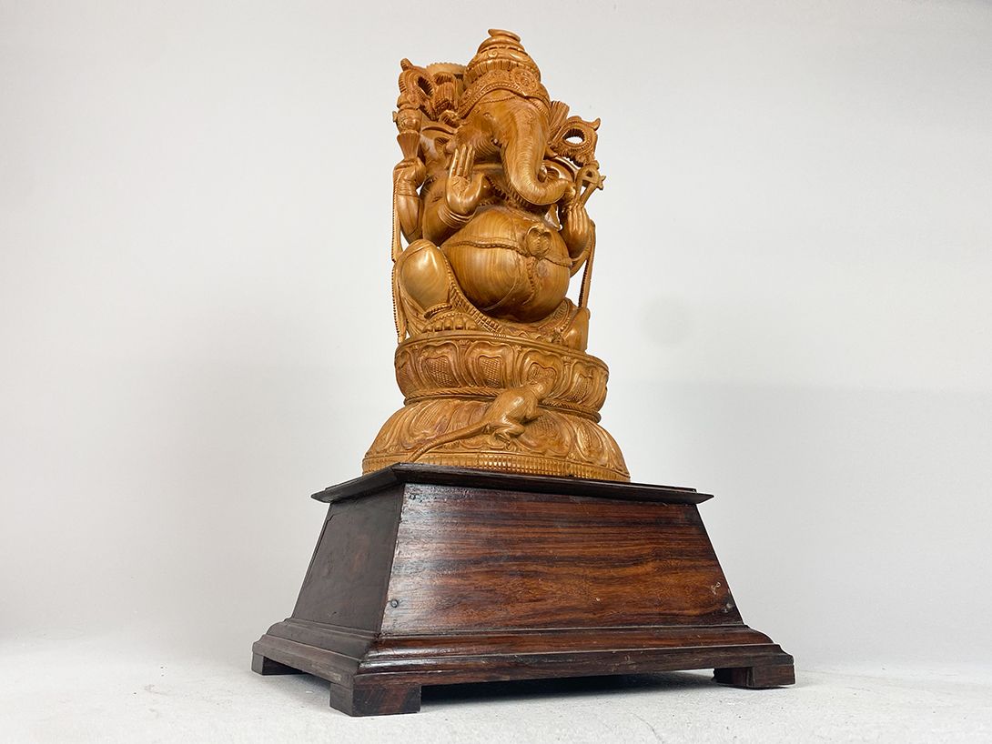 Foto Wooden Ganesha God Sculpture
