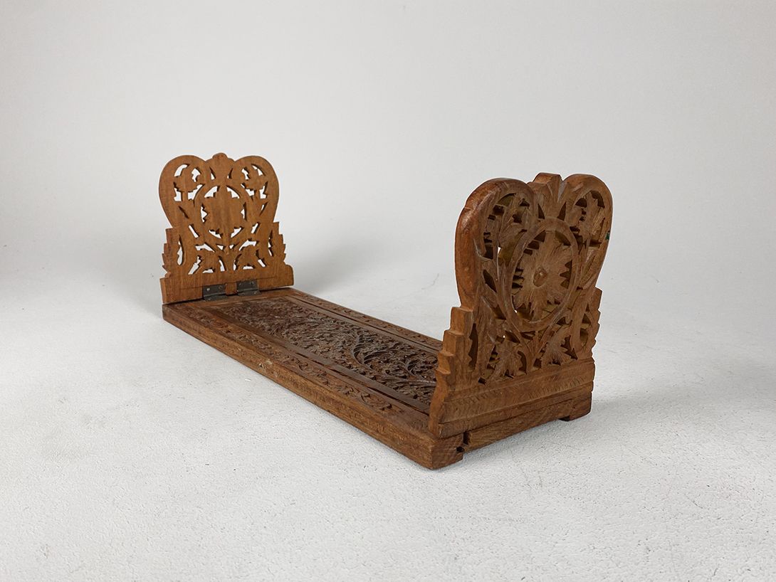 Foto Extendible Carved Wooden Bookends