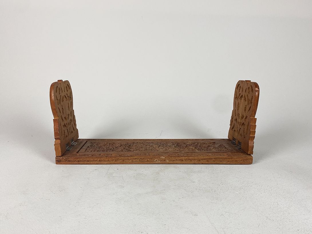 Foto Extendible Carved Wooden Bookends