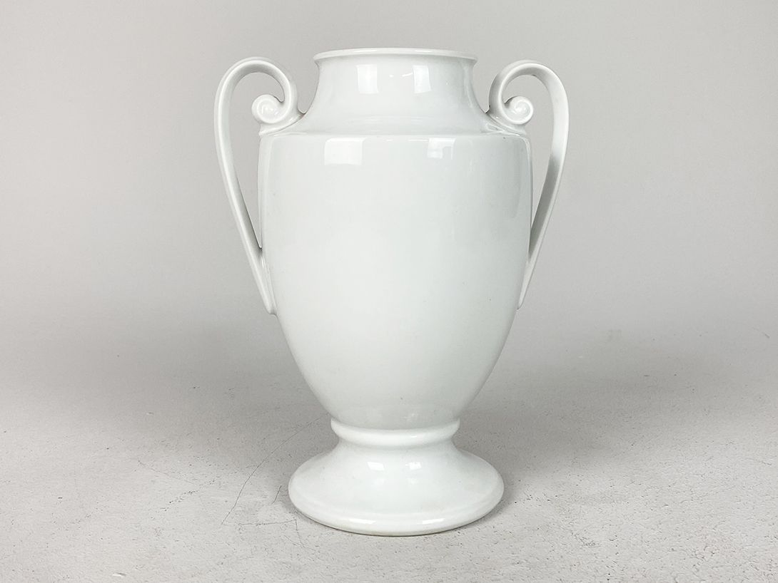 Foto White Porcelain Vase with Trophy Handles