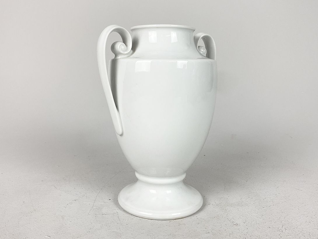 Foto White Porcelain Vase with Trophy Handles