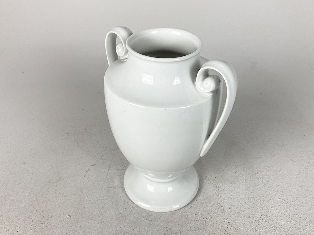 Foto White Porcelain Vase with Trophy Handles