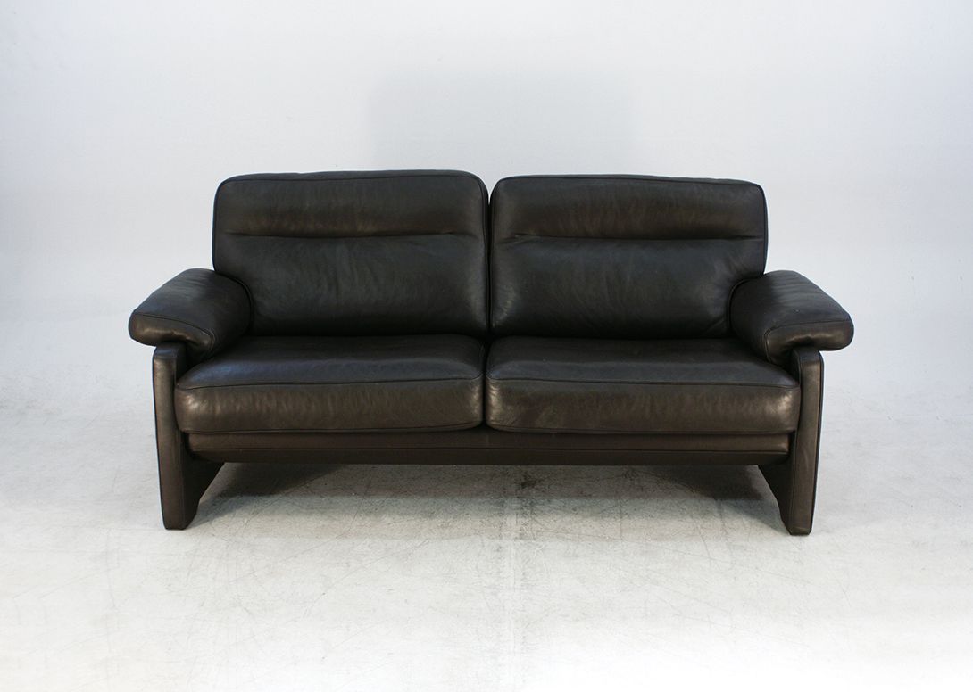 Foto Black Leather Two Seater Sofa