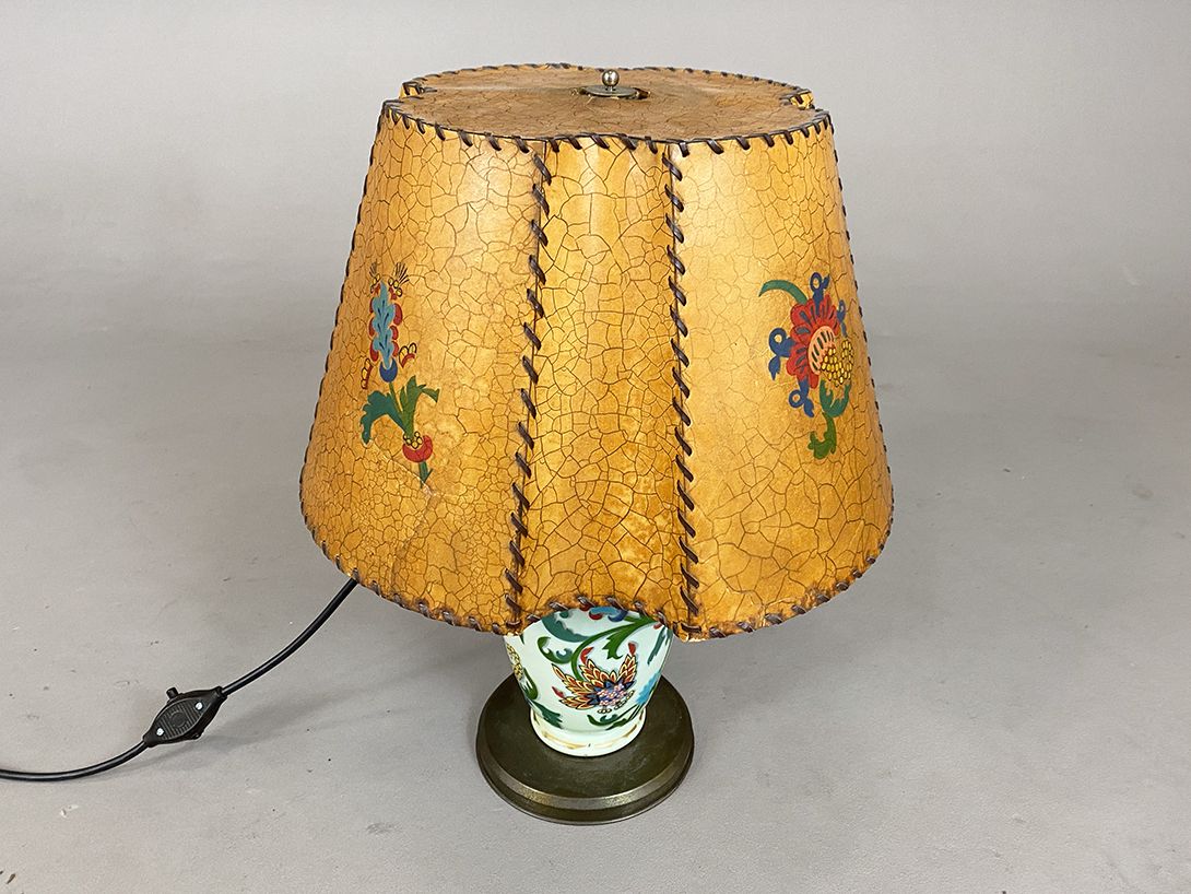 Foto Folkloric Porcelain Lamp with Leather Shade h50