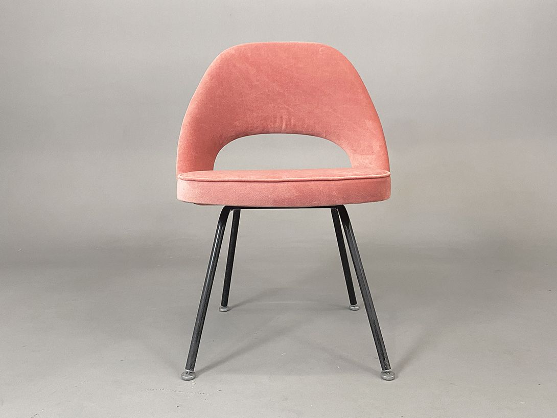 Foto Pink Velvet Eero Saarinen Executive Chair on Black Metal Feet