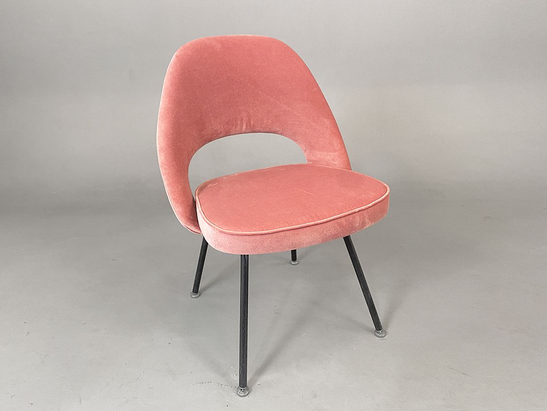 Foto Pink Velvet Eero Saarinen Executive Chair on Black Metal Feet