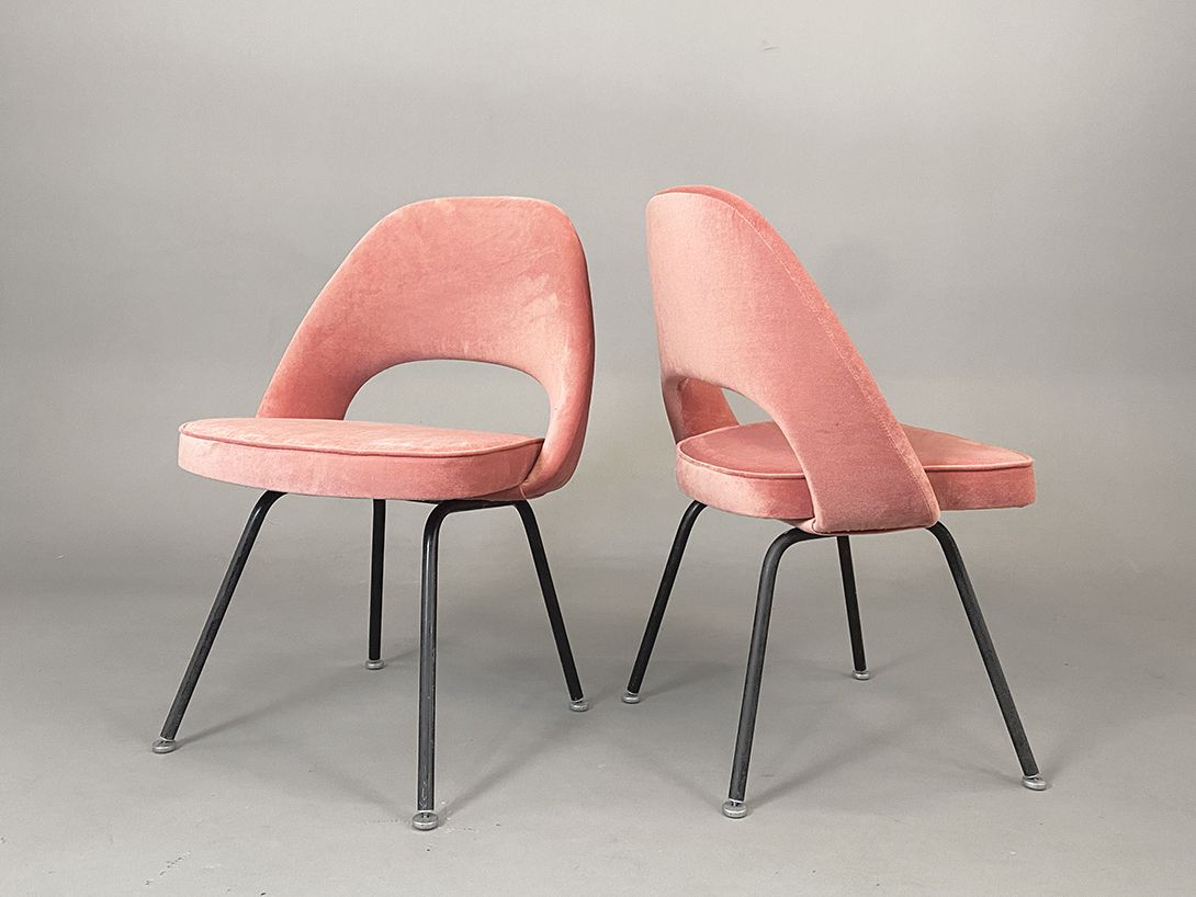 Foto Pink Velvet Eero Saarinen Executive Chair on Black Metal Feet