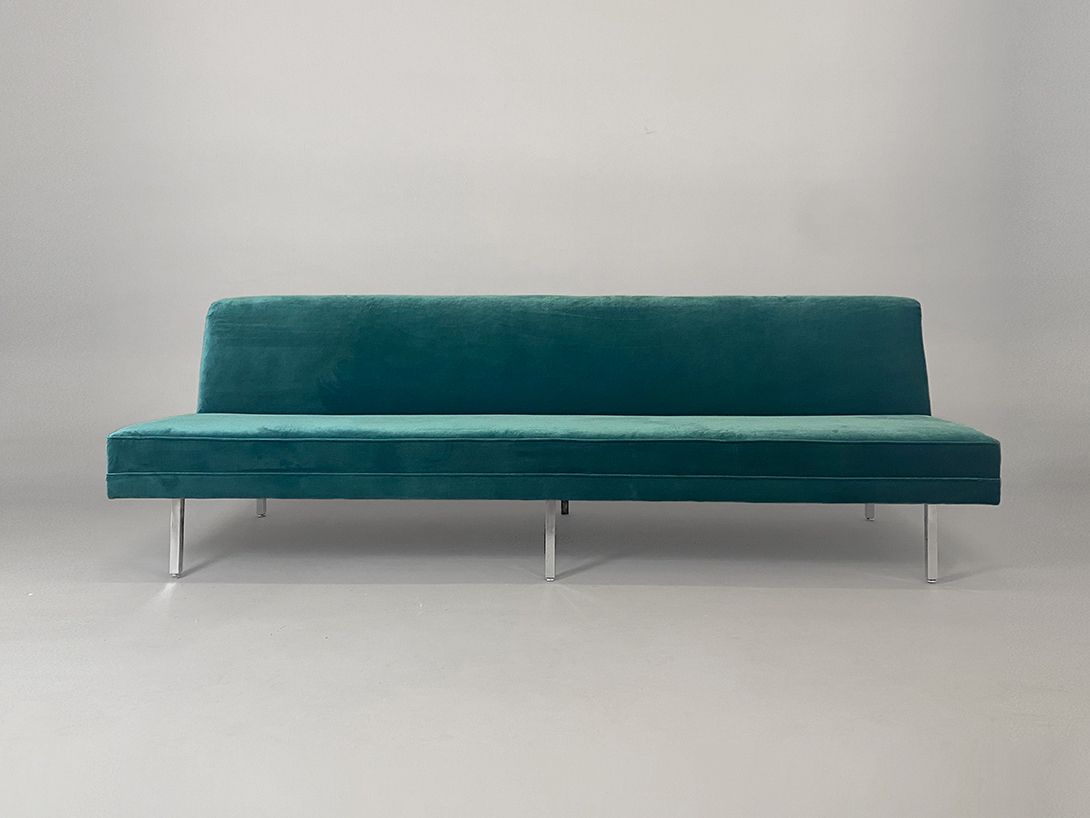 Foto Stylish Green Velvet Nelson Sofa on Chrome Legs