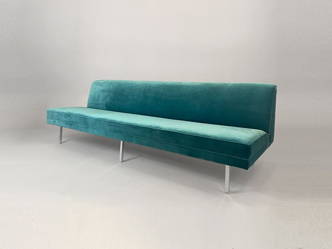 Foto Stylish Green Velvet Nelson Sofa on Chrome Legs