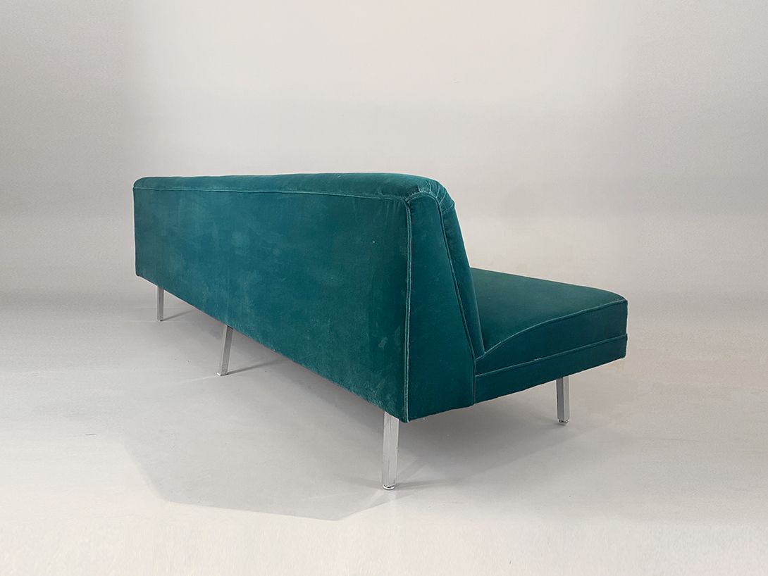 Foto Stylish Green Velvet Nelson Sofa on Chrome Legs