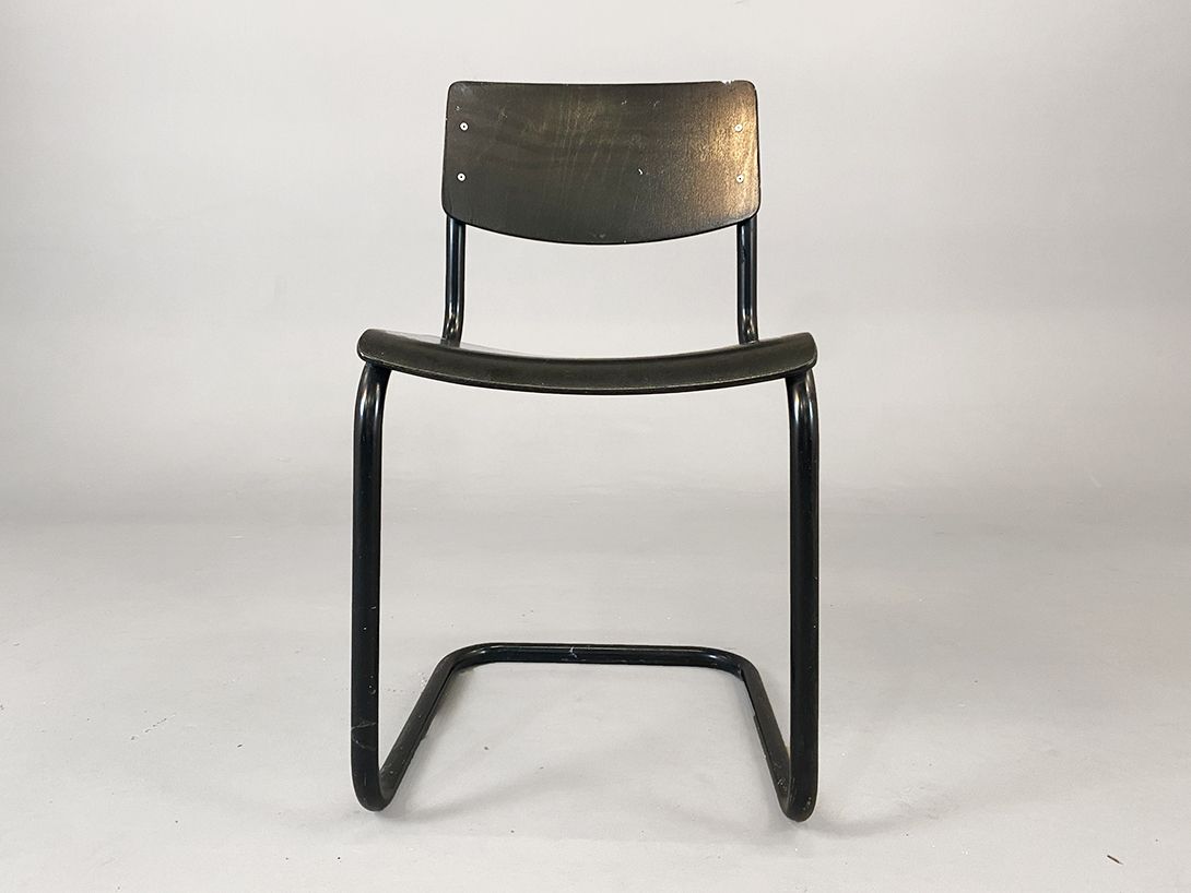 Foto Thonet Cantilever Chair Black Wood and Metal h81x42