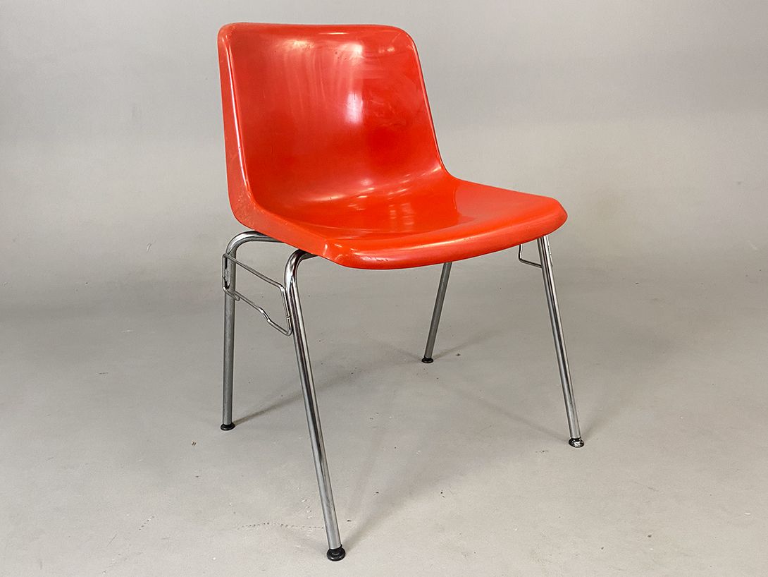 Foto Bright Red Stackable Chair