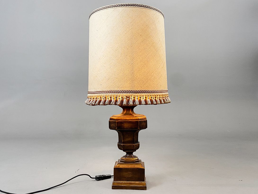 Foto Carved Royal Wooden Table Lamp With Fringe Shade Provence 1965 h90