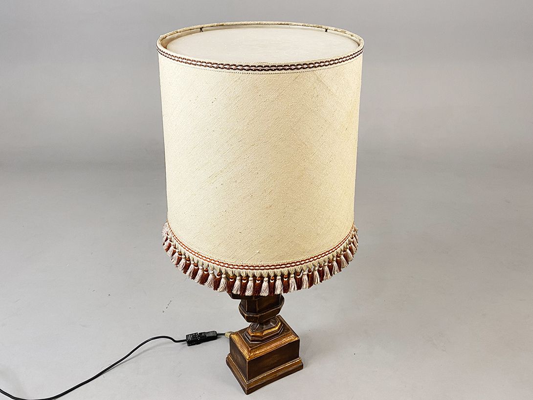 Foto Carved Royal Wooden Table Lamp With Fringe Shade Provence 1965 h90
