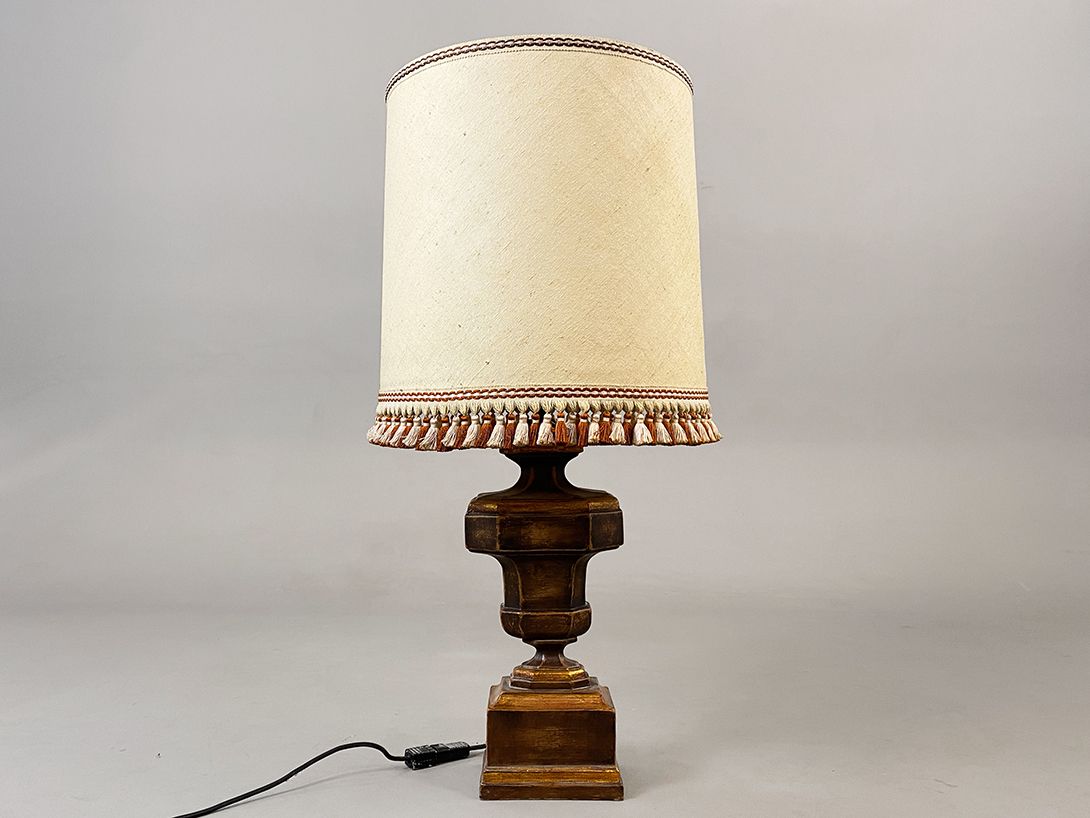 Foto Carved Royal Wooden Table Lamp With Fringe Shade Provence 1965 h90
