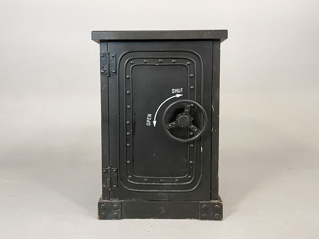 Foto Black Wooden Safe h77x53x42