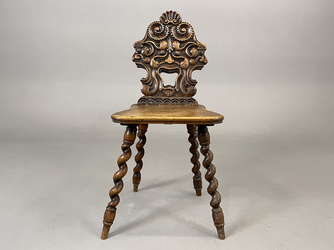Foto Carved Chair with Mystical Faces