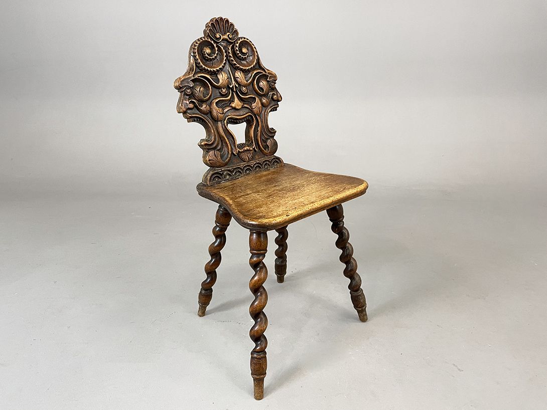 Foto Carved Chair with Mystical Faces