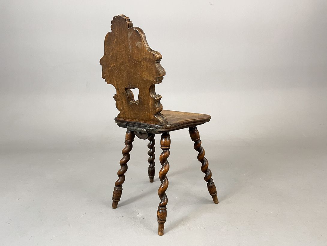 Foto Carved Chair with Mystical Faces