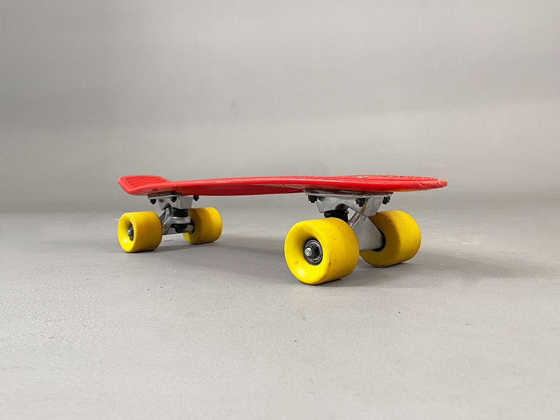 Foto Red Penny Skateboard on Yellow Wheels