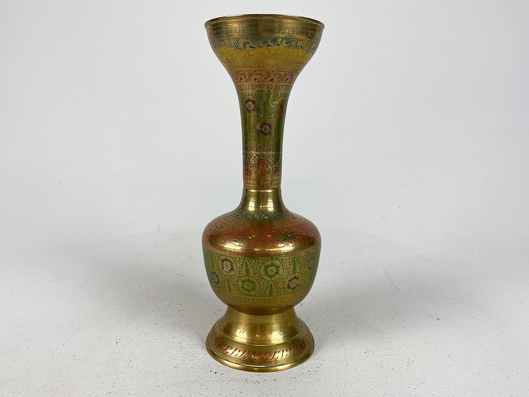 Foto Oriental Metal Vase with Colorful Pattern h29