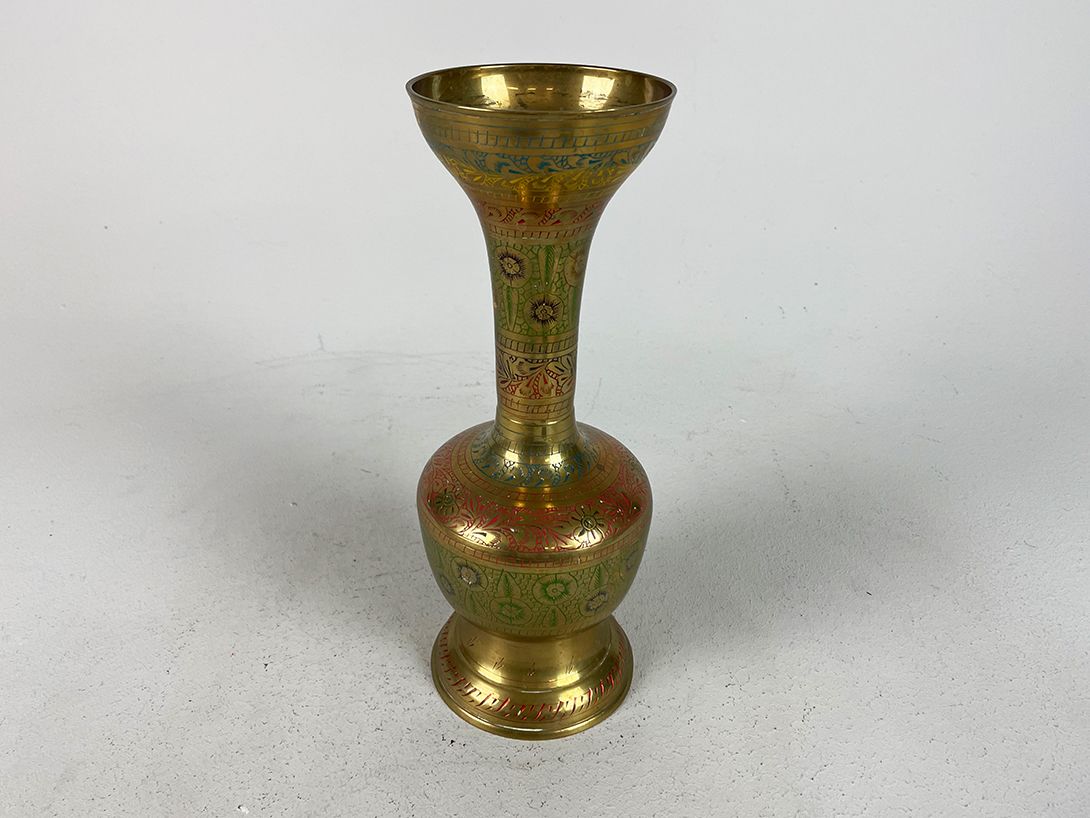 Foto Oriental Metal Vase with Colorful Pattern h29