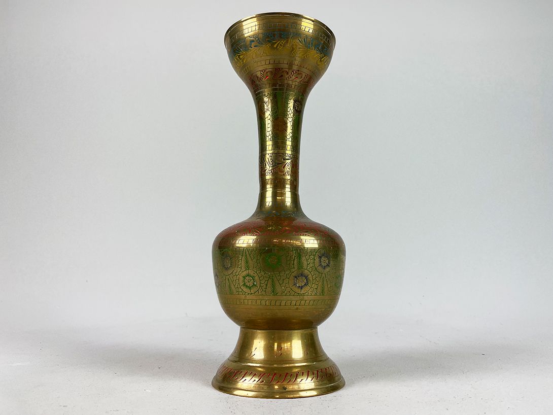 Foto Oriental Metal Vase with Colorful Pattern h29
