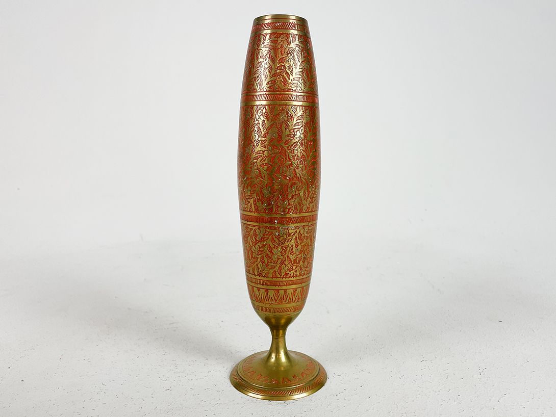 Foto Oriental Slim Metal Vase with Red Pattern h23
