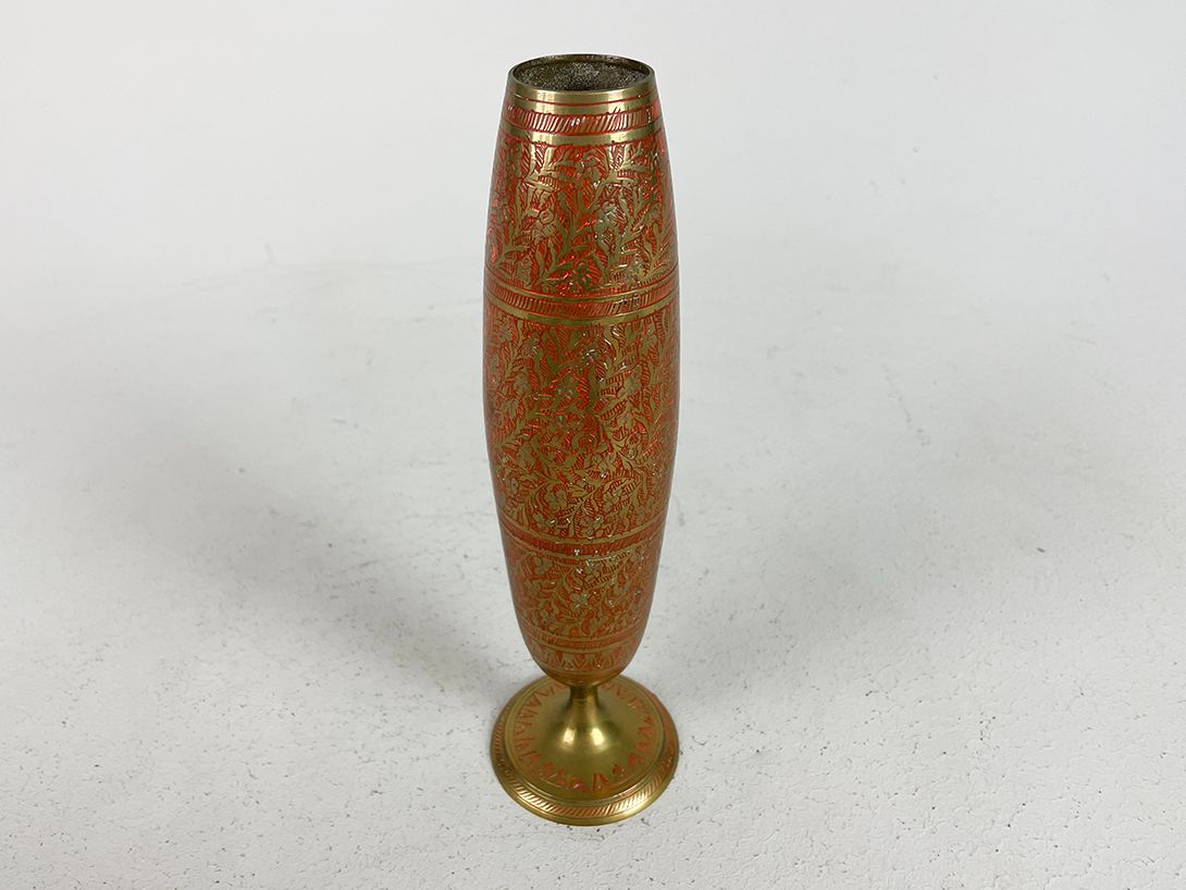 Foto Oriental Slim Metal Vase with Red Pattern h23