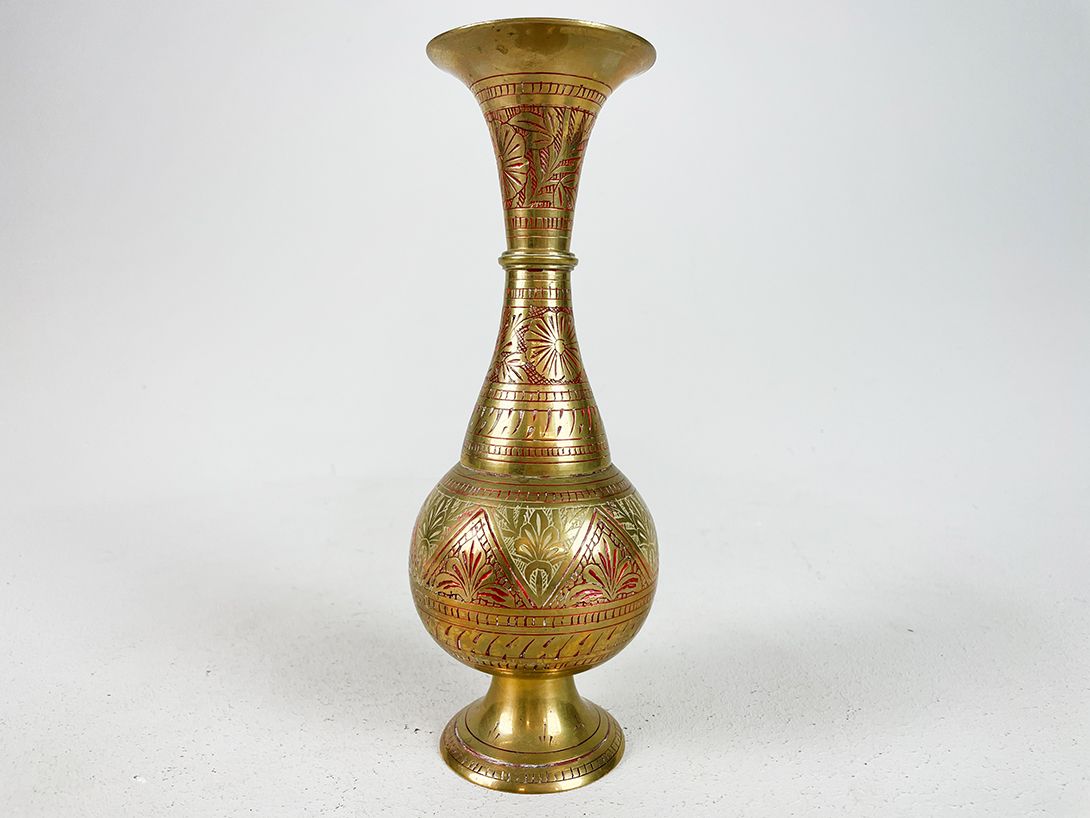 Foto Oriental Metal Vase with red engraved Pattern h24,5