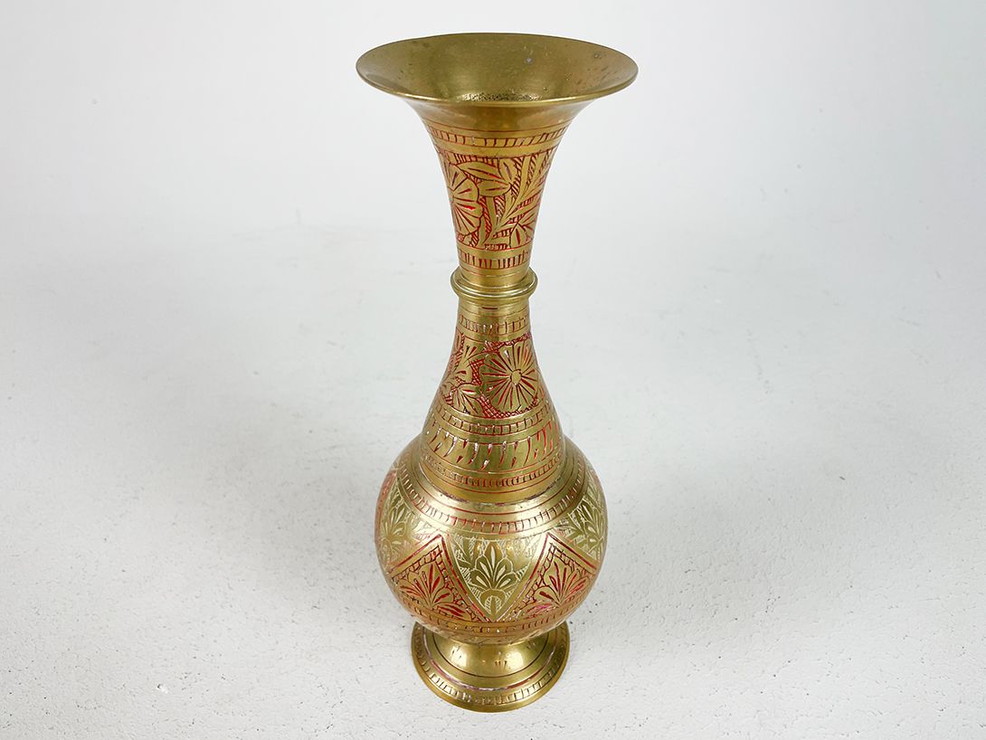 Foto Oriental Metal Vase with red engraved Pattern h24,5