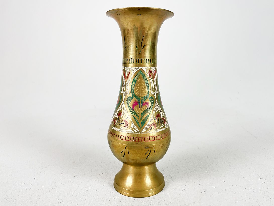 Foto Oriental Metal Vase with Colorful Pattern h20