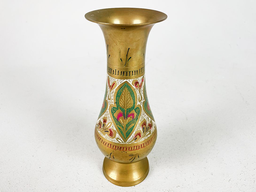 Foto Oriental Metal Vase with Colorful Pattern h20