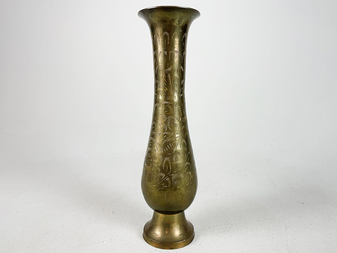 Foto Oriental Engraved Metal Vase h30