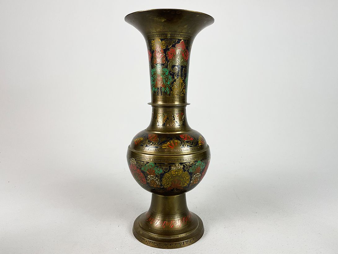 Foto Oriental Metal Vase with Colorful Pattern h44