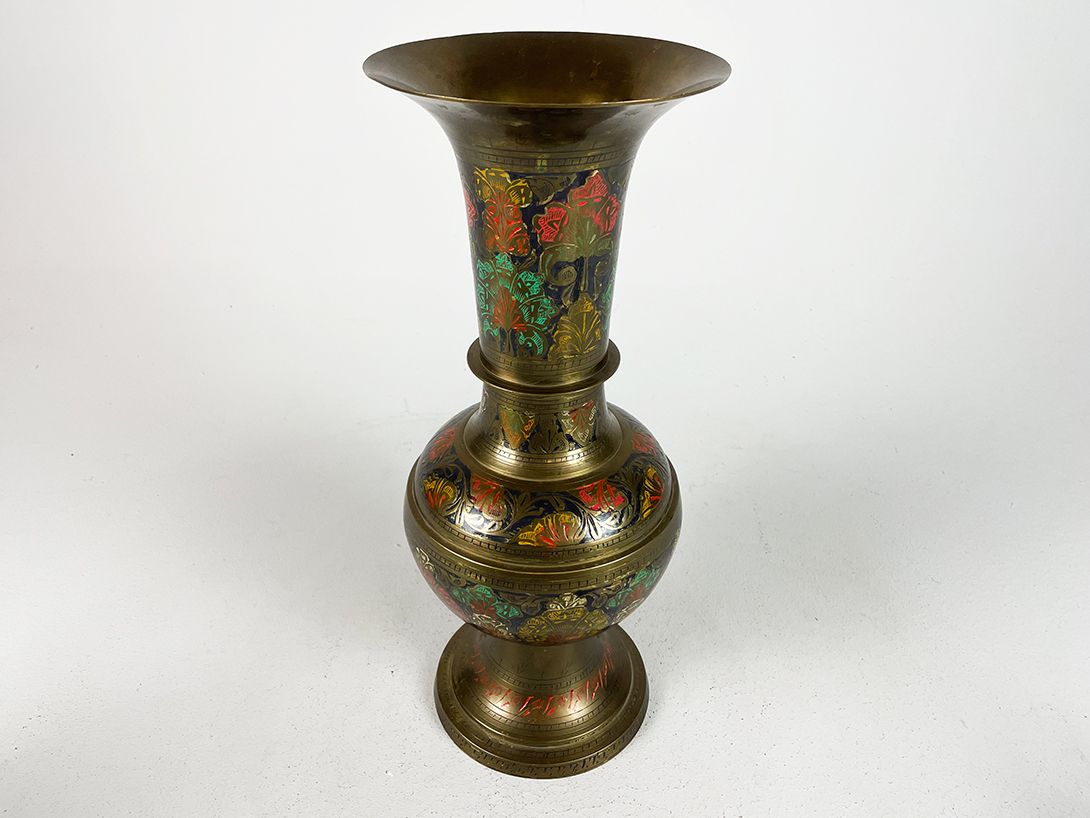 Foto Oriental Metal Vase with Colorful Pattern h44