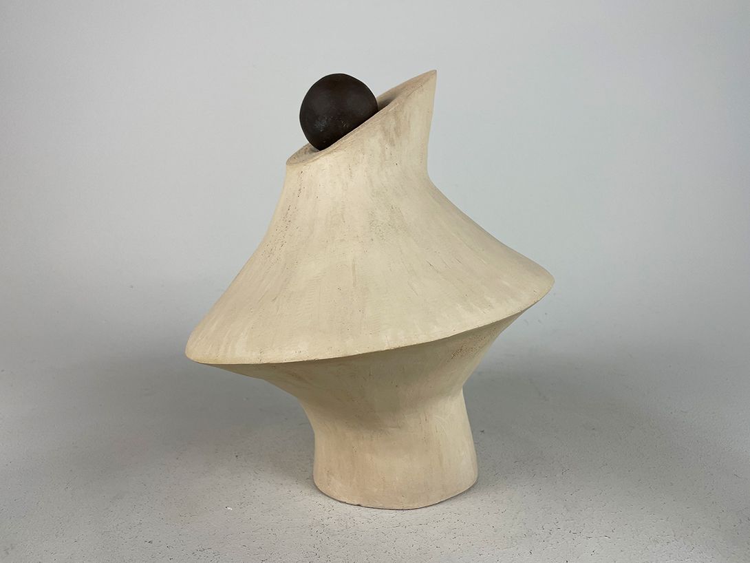 Foto Beige Tilted Sculpture