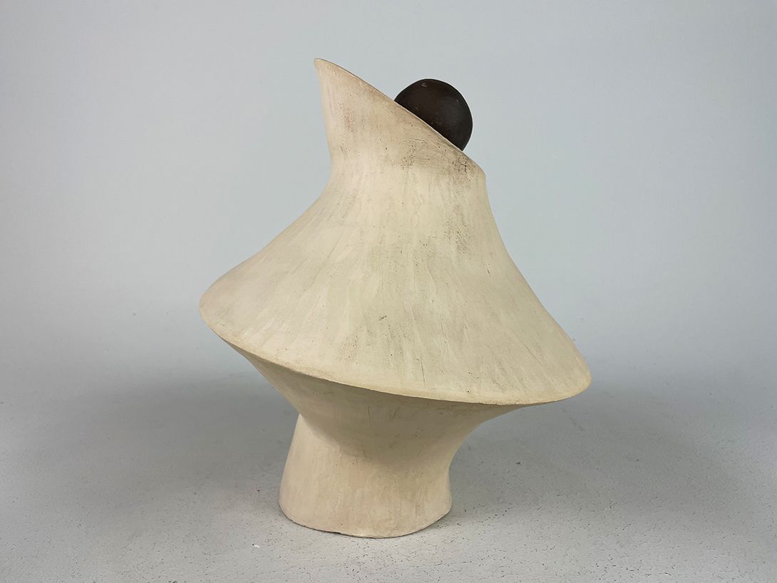 Foto Beige Tilted Sculpture