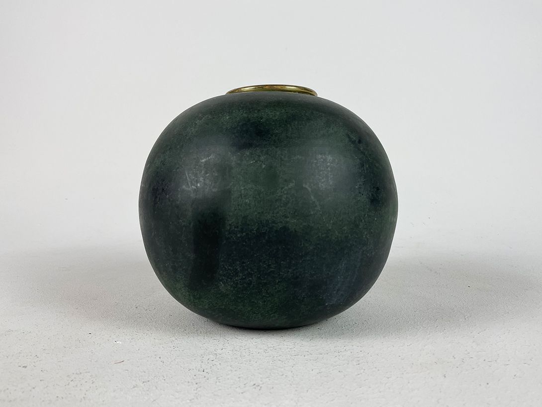 Foto Round Black Metal Vase with golden Rim ø20
