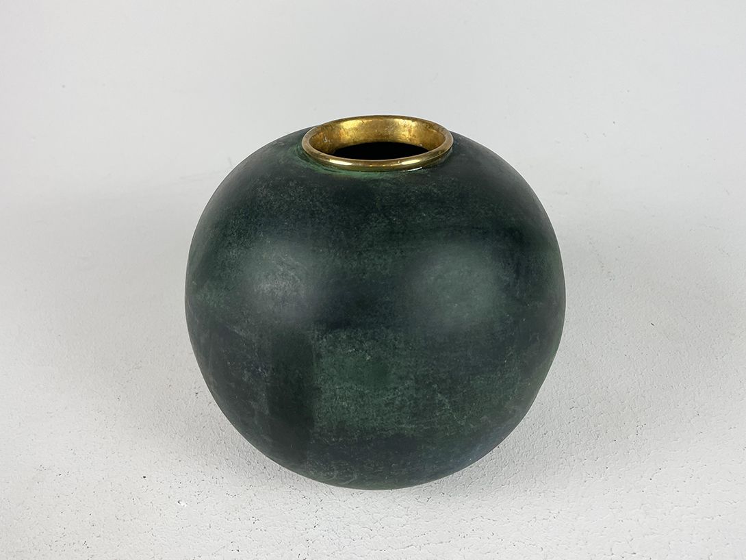 Foto Round Black Metal Vase with golden Rim ø20
