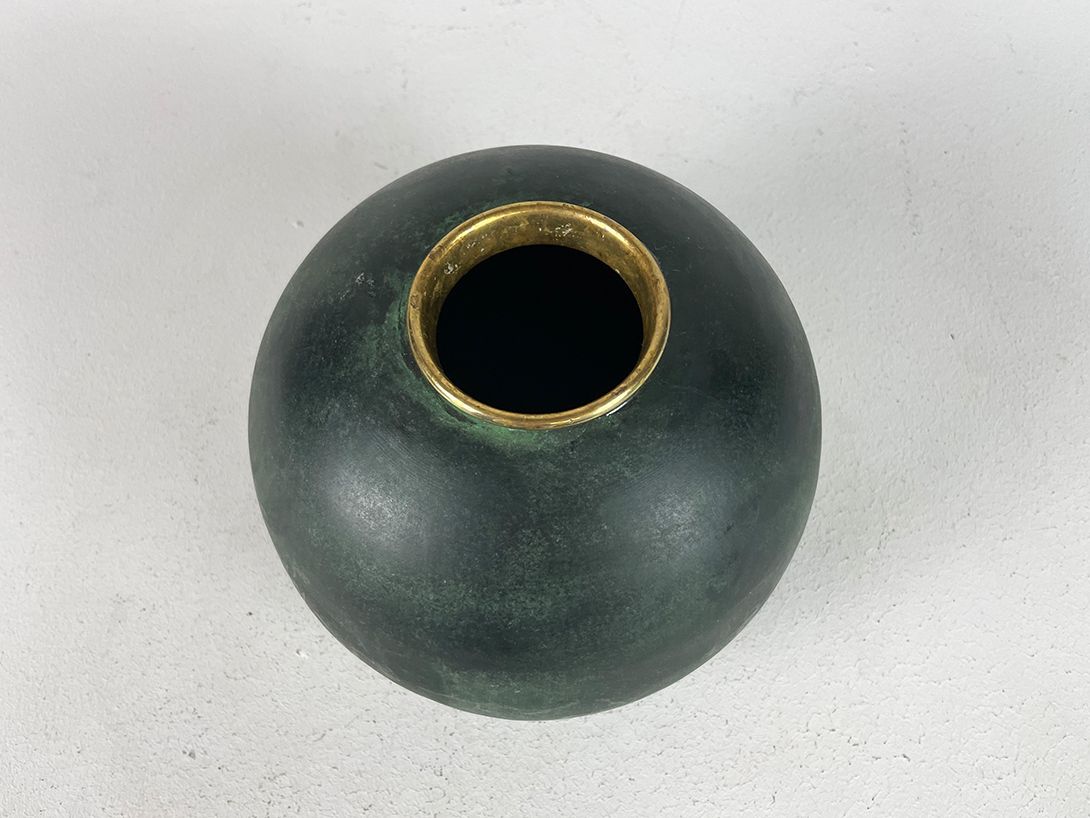 Foto Round Black Metal Vase with golden Rim ø20