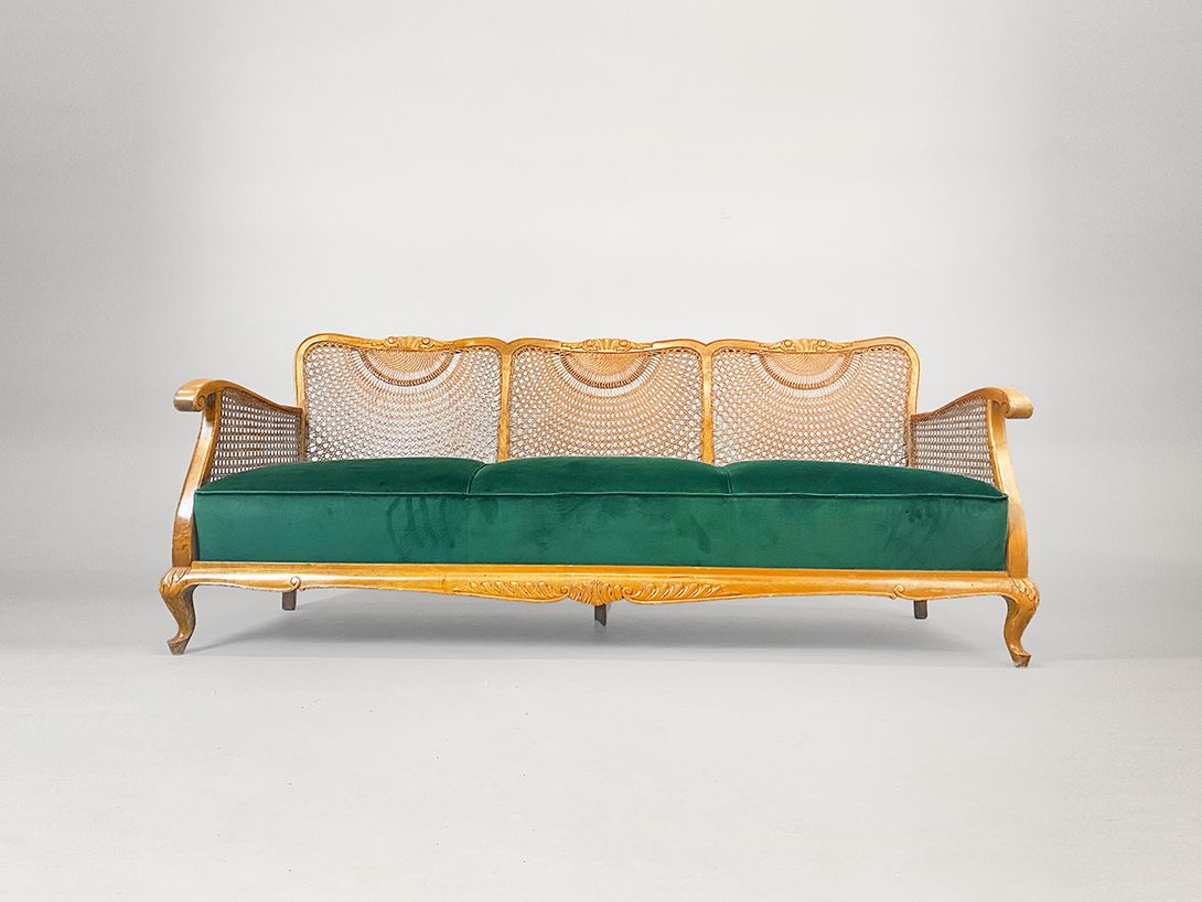 Foto Beautiful Rattan Sofa with Green Velvet Upholstery