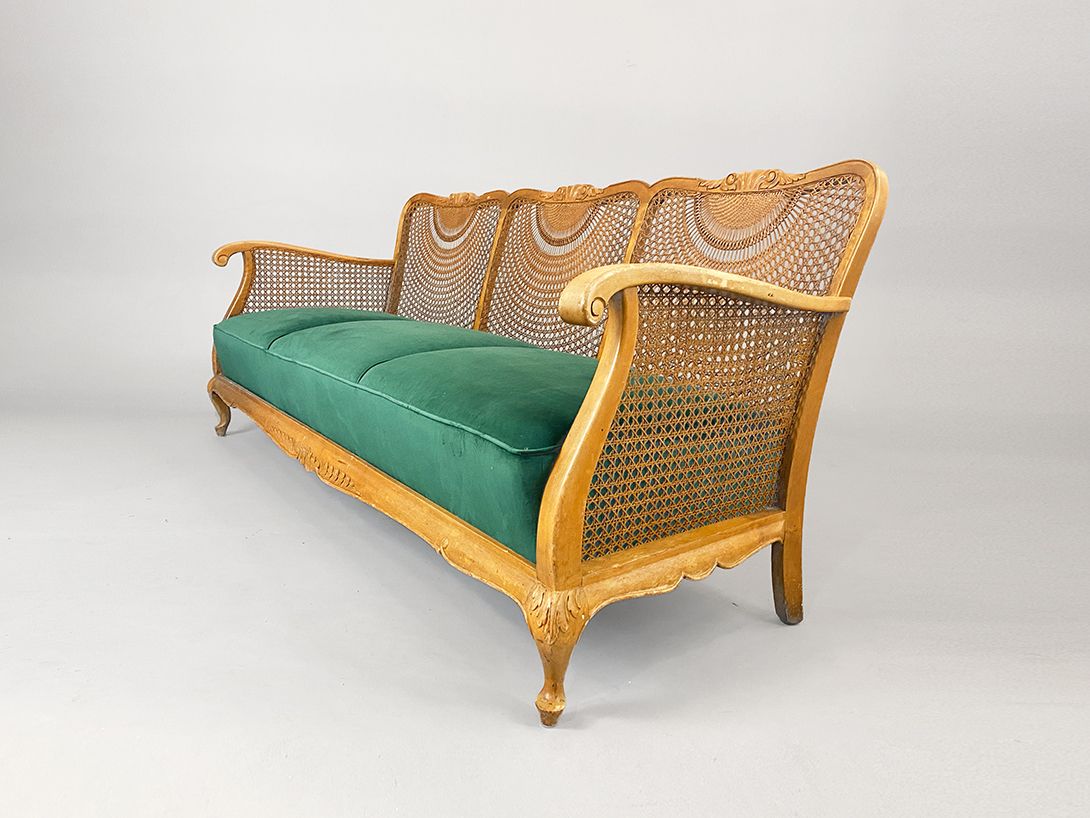 Foto Beautiful Rattan Sofa with Green Velvet Upholstery
