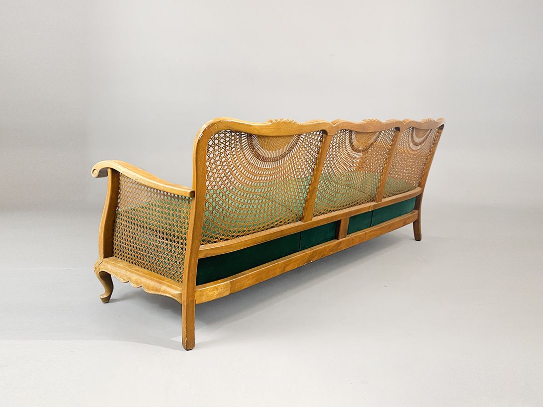 Foto Beautiful Rattan Sofa with Green Velvet Upholstery