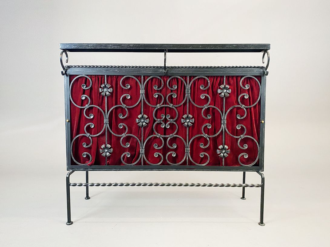 Foto Iron House Bar with Velvet Drapes and red Tiles 1970 h119x134x42