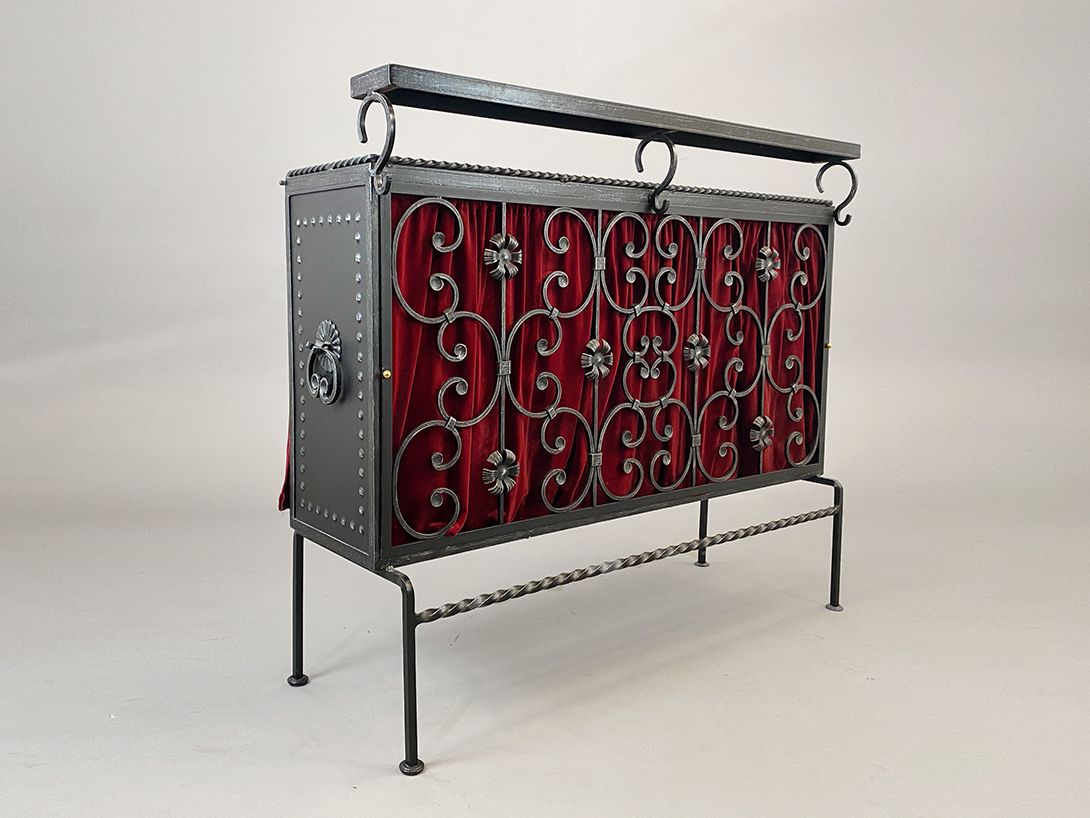 Foto Iron House Bar with Velvet Drapes and red Tiles 1970 h119x134x42