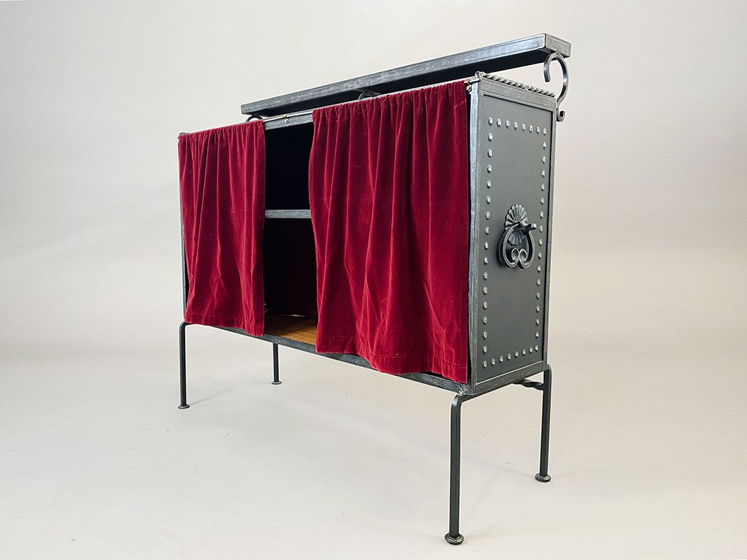Foto Iron House Bar with Velvet Drapes and red Tiles 1970 h119x134x42